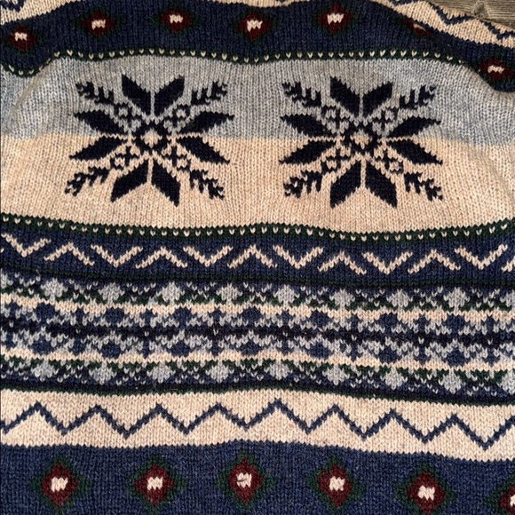 Woolrich Men's Navy and Cream Patterned Sweater vintage hole on sleeve - Picture 6 of 6